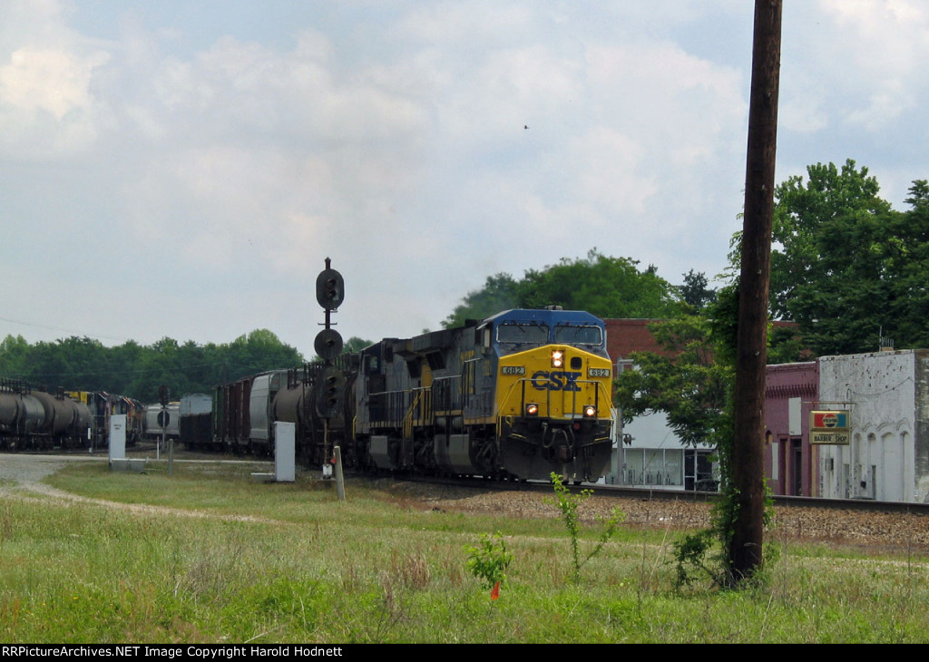 CSX 682 leads a train across Hamlet Avenue